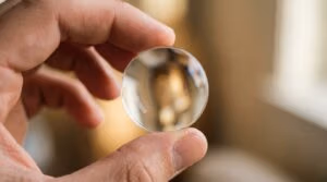 Close-up van een heldere lens met scherpe voorgrond en vage achtergrond, symbolisch voor helder kijken naar wat er werkelijk speelt